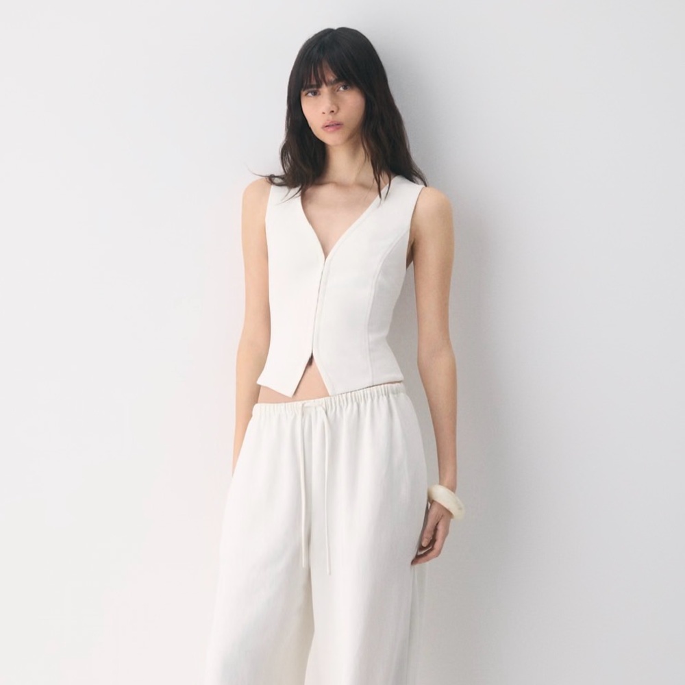 Wilfred (Aritzia) Attire Vest - Crepette Cream Colour